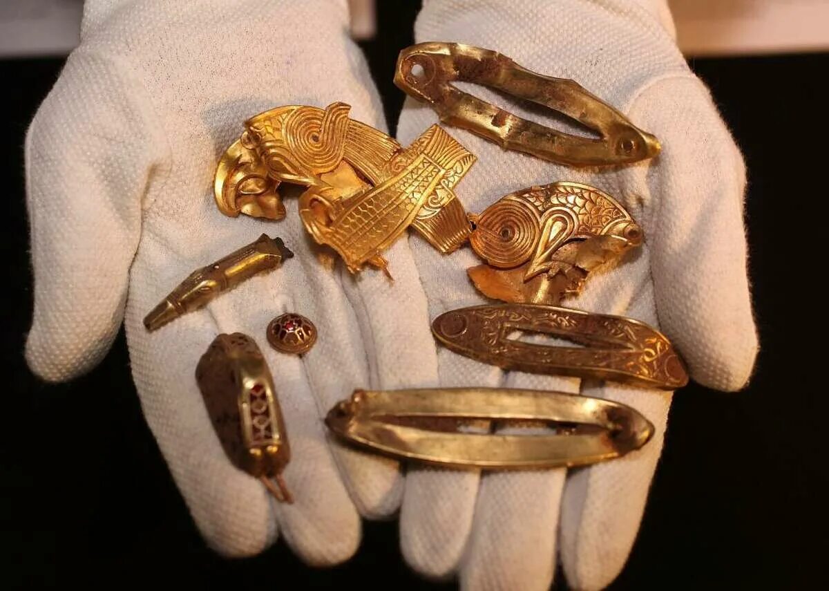 красивые золотые изделия. ювелирные украшения фон. мягкое золото украшения. найти золотые украшения. красивые золотые украшения.