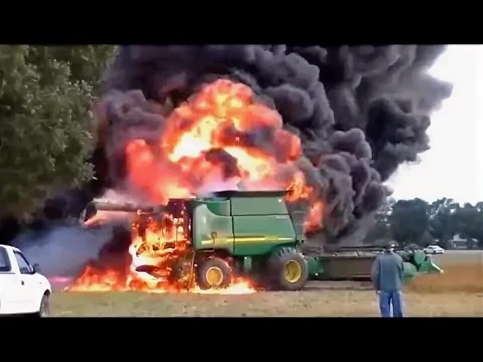 Трактор в огне. Авария трактора и машины и пожар. Краш тест тракторов видео.