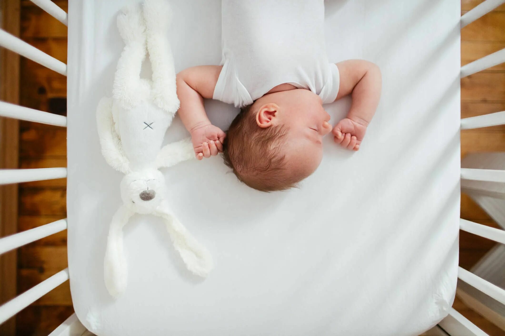 Baby discovers. Ребенок в кроватке. Кроватка для новорожденного. Младенец в кроватке. Новорожденные в кроватке.