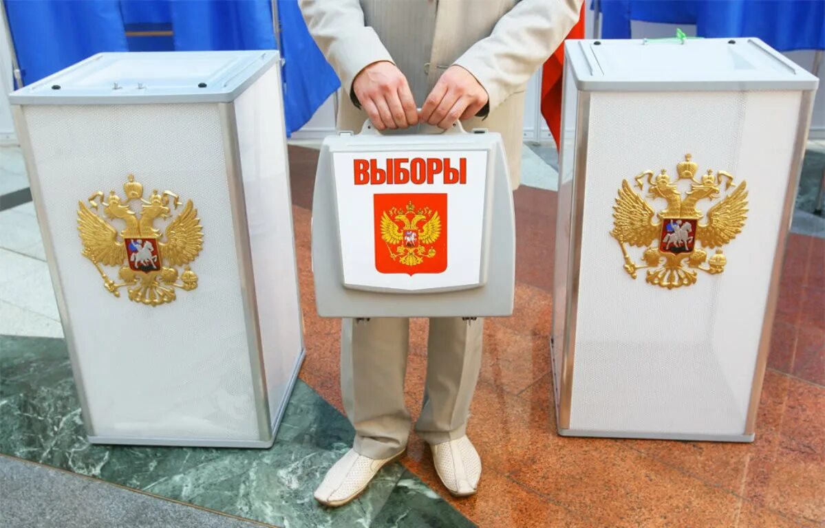 Voting in russia. Переносной ящик для голосования на выборах. Урна для голосования. Урна для выборов. Урна для голосования с флагами.