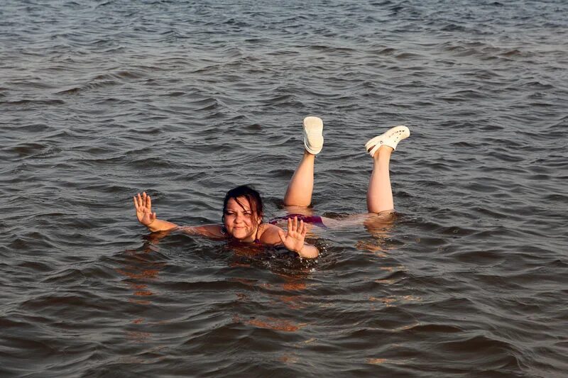 Лежать в соленой воде. Озеро Баскунчак люди. Озеро Баскунчак люди на воде. Баскунчак грязи. Озеро Баскунчак купание.