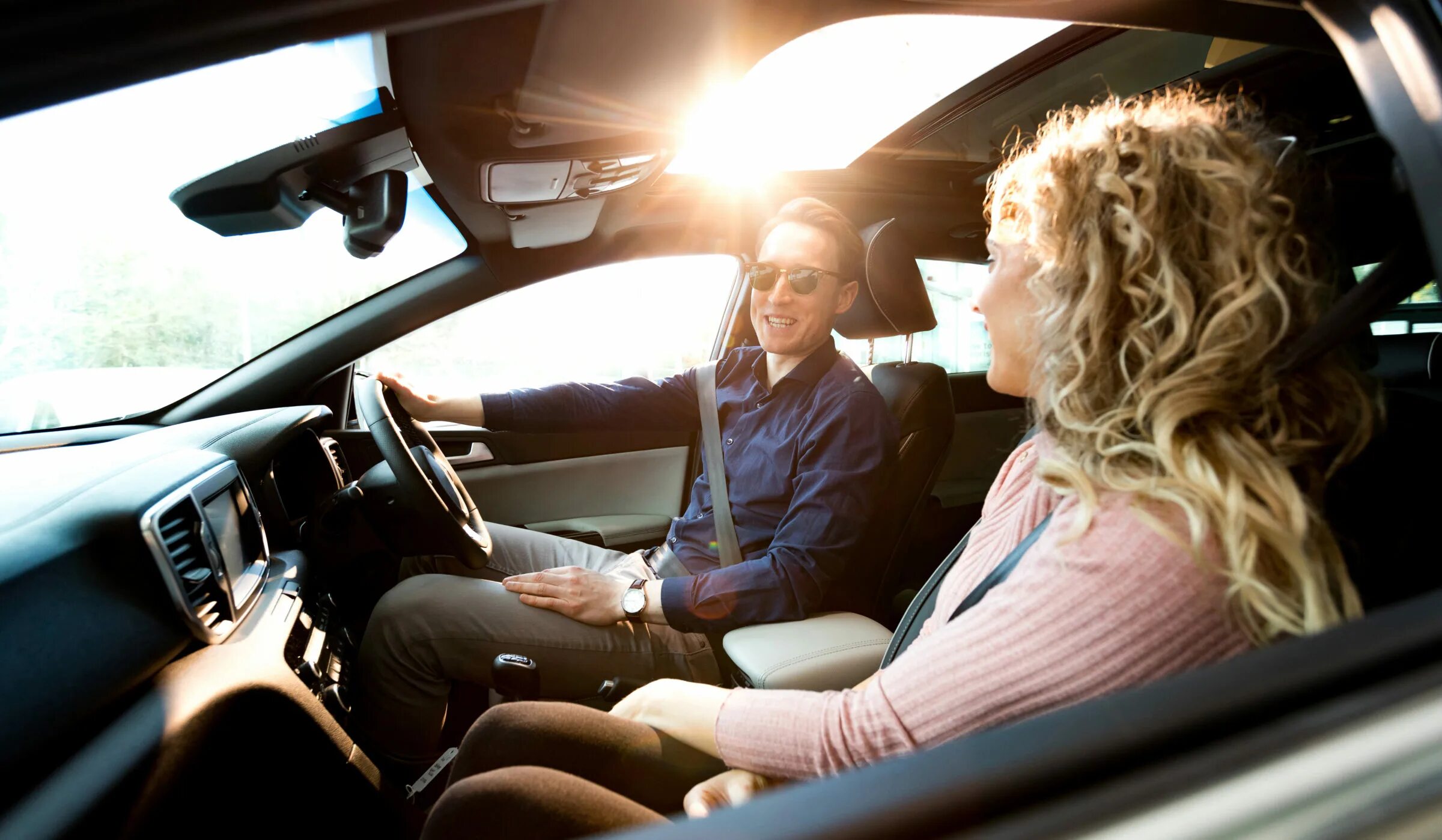 Разговор с машиной жены. Sitting in the car. A woman talking to a car a Gent. Car with couple. First view of the Front of the car.