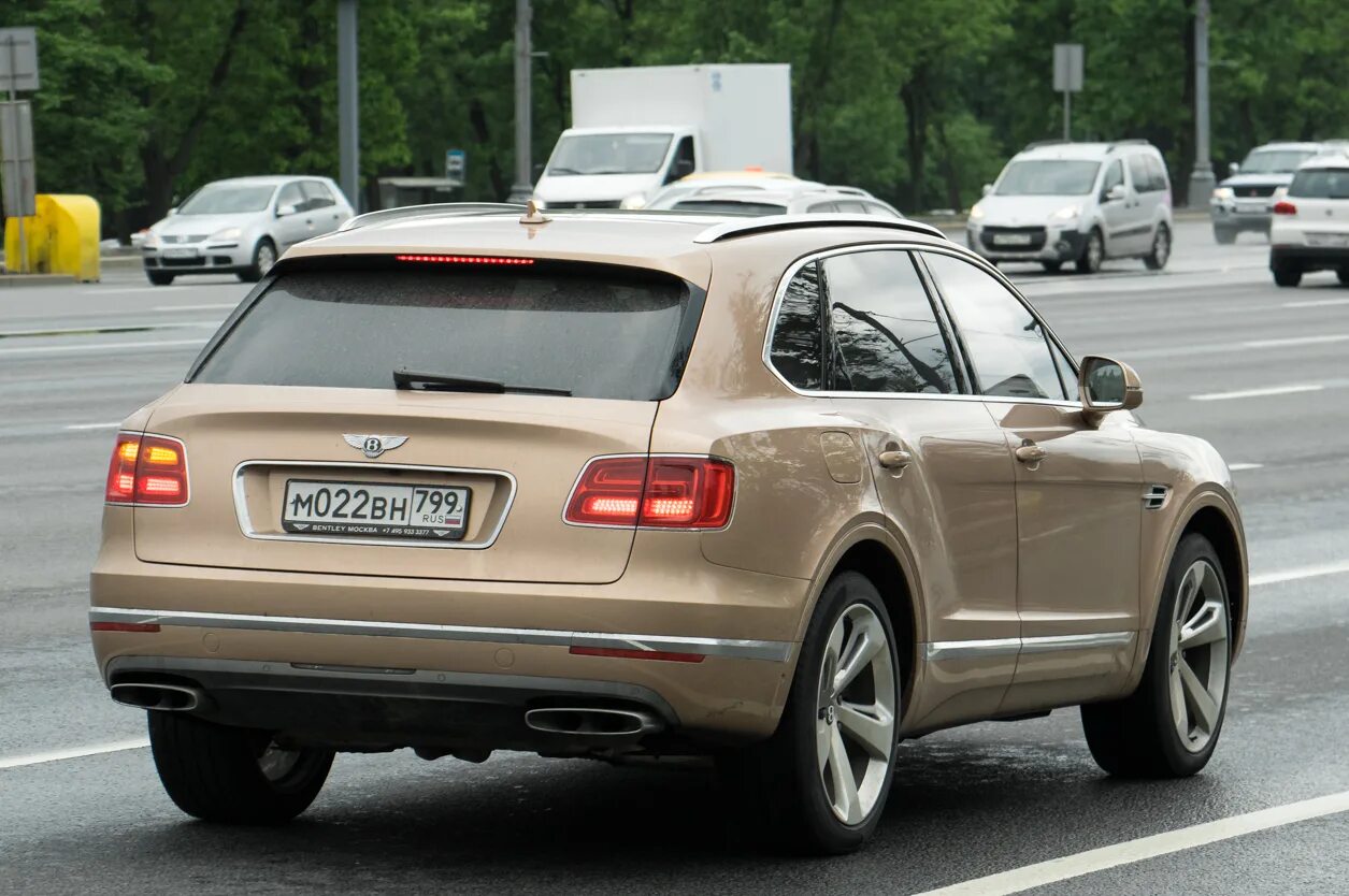 Х 37 0. Bentley Bentayga зад. Bentley Bentayga задние поворотники. М700во799. Т463нв 799.