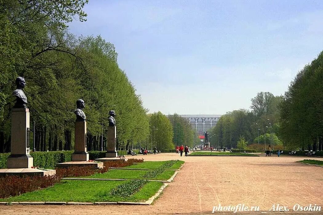 Московский парк победы санкт петербург аллея героев. Московский парк Победы Питер. Московский парк Победы аллея героев. Парк Победы СПБ аллея героев. Парк Победы на Московском проспекте в Санкт-Петербурге.