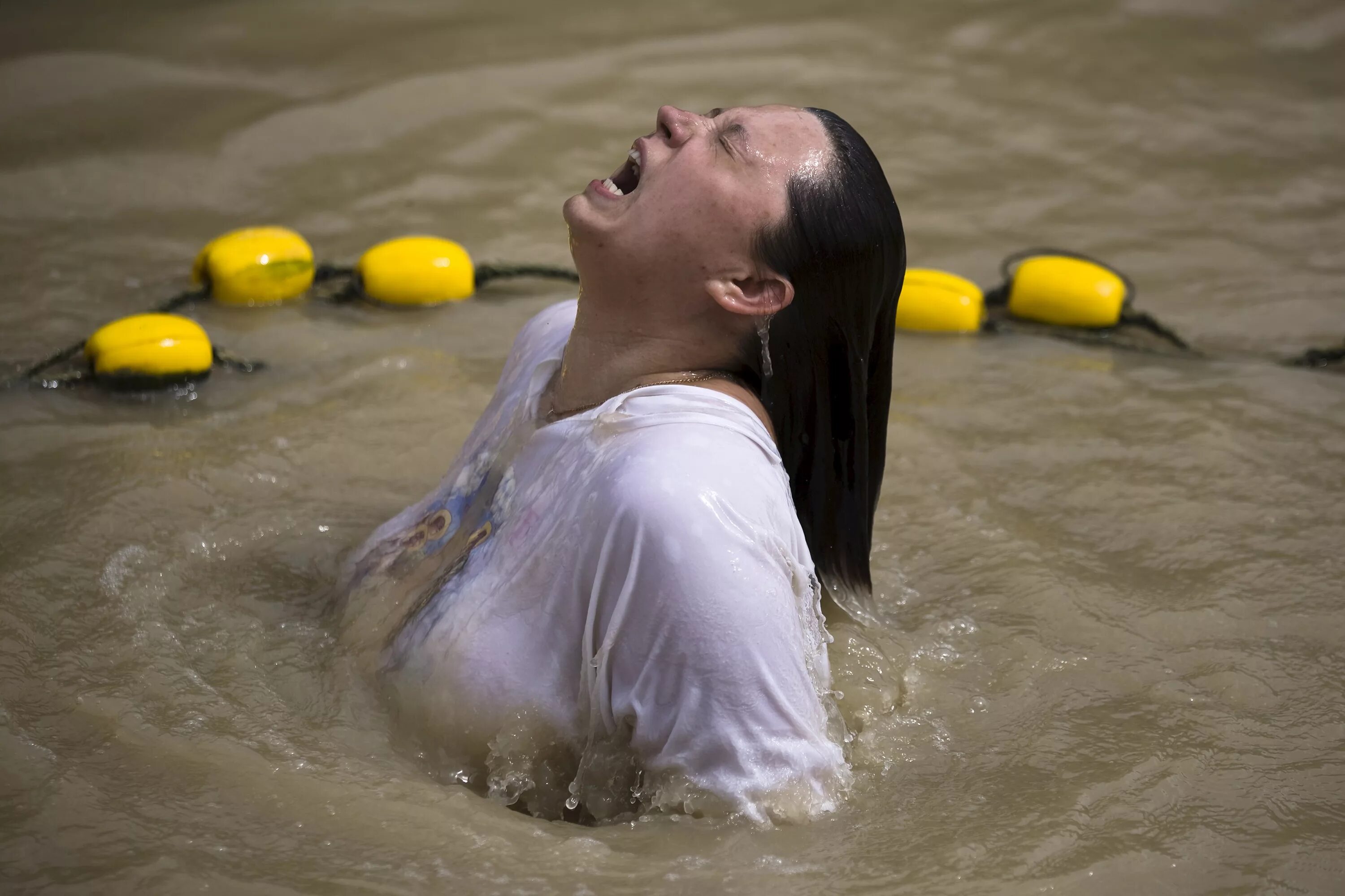 Купание в Иордане. Девушка плавает. Девушки купаются. Девушки в реке Иордан. Включи видео купаются