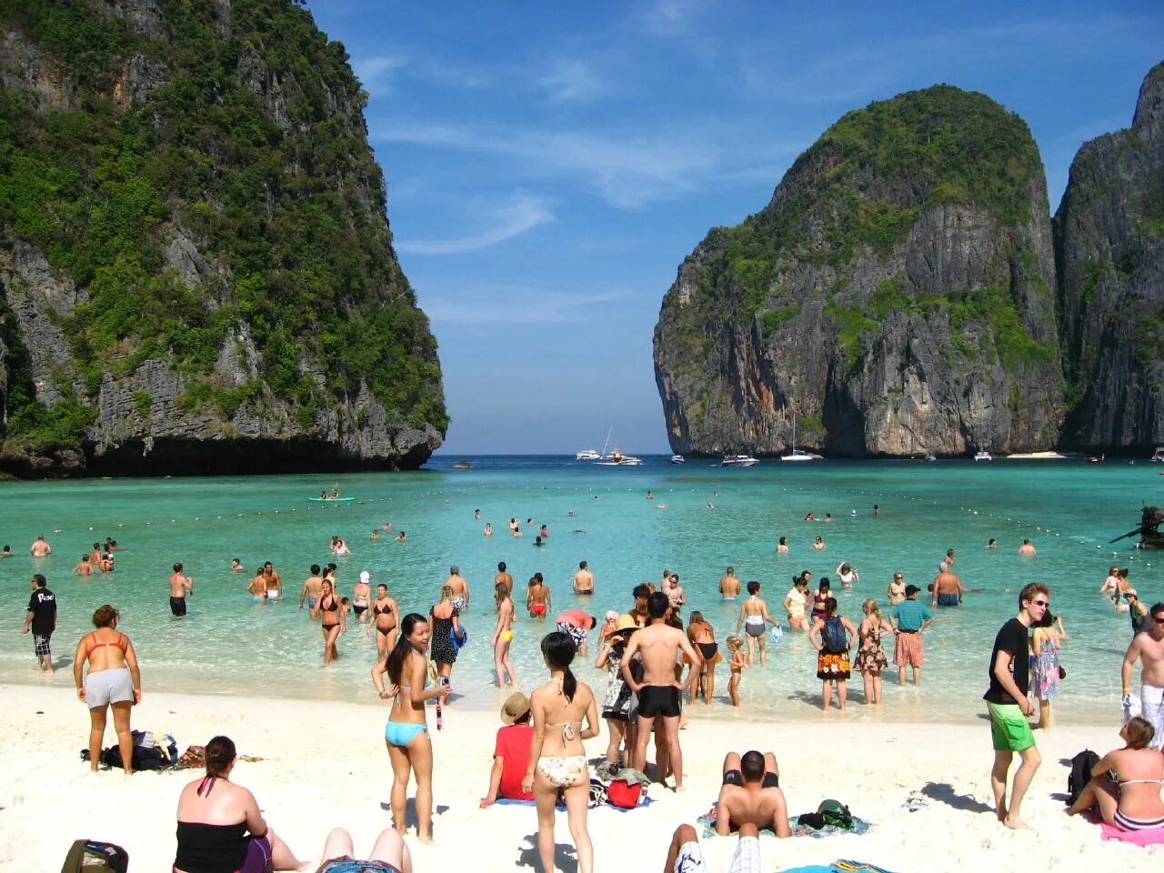 Тайланд в июле стоит ли. Пхукет острова Пхи Пхи. Острова Пхи Пхи бухта Майя Бэй. Тайланд курорты Пхи. Пхи Пхи Баунти пляж.