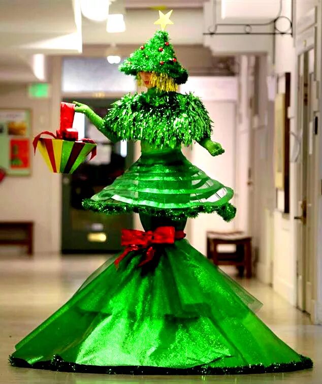 Оригинальная елка на вы тавку. Елка поделка на конкурс. Елка из нетрадиционных материалов. Креативная елка своими руками на конкурс в детский сад. Конкурс новогодняя елочка.