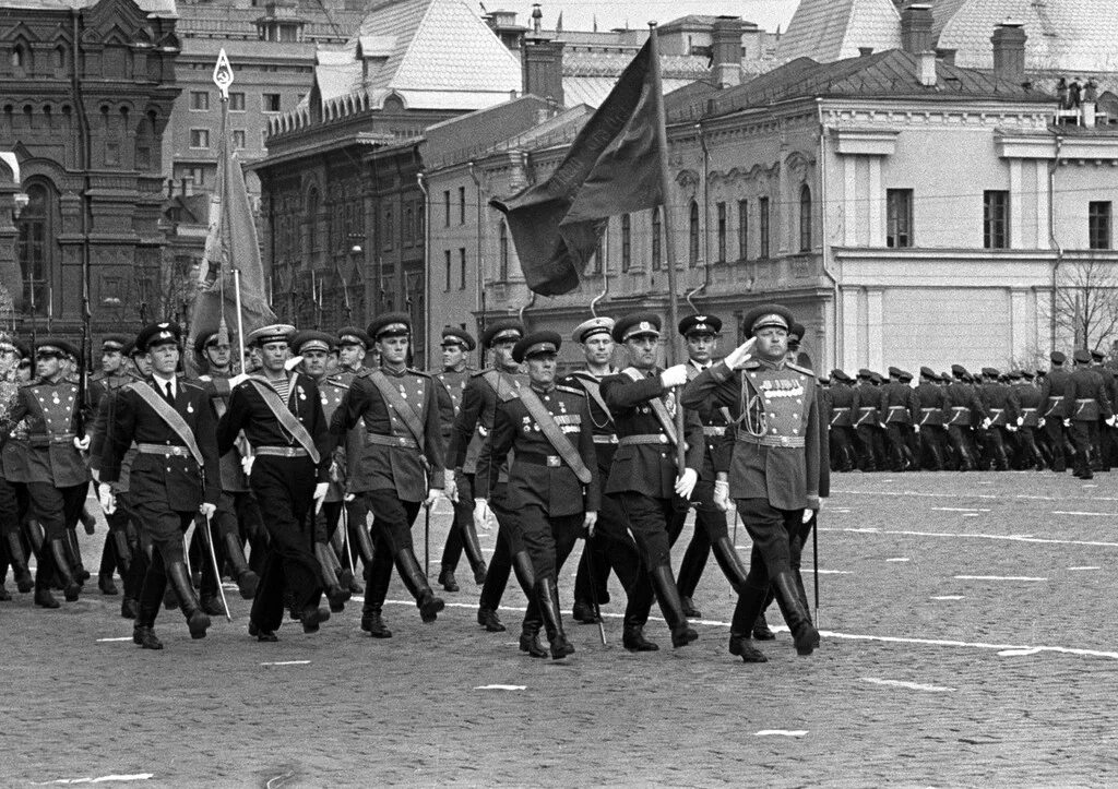 Парад победы май 1945. Парад Победы Москва 1965 красная площадь. Знамя Победы на параде Победы 1945 года на красной площади в Москве. Парад Победы 1965 года. 9 Мая 1965 парад Победы.