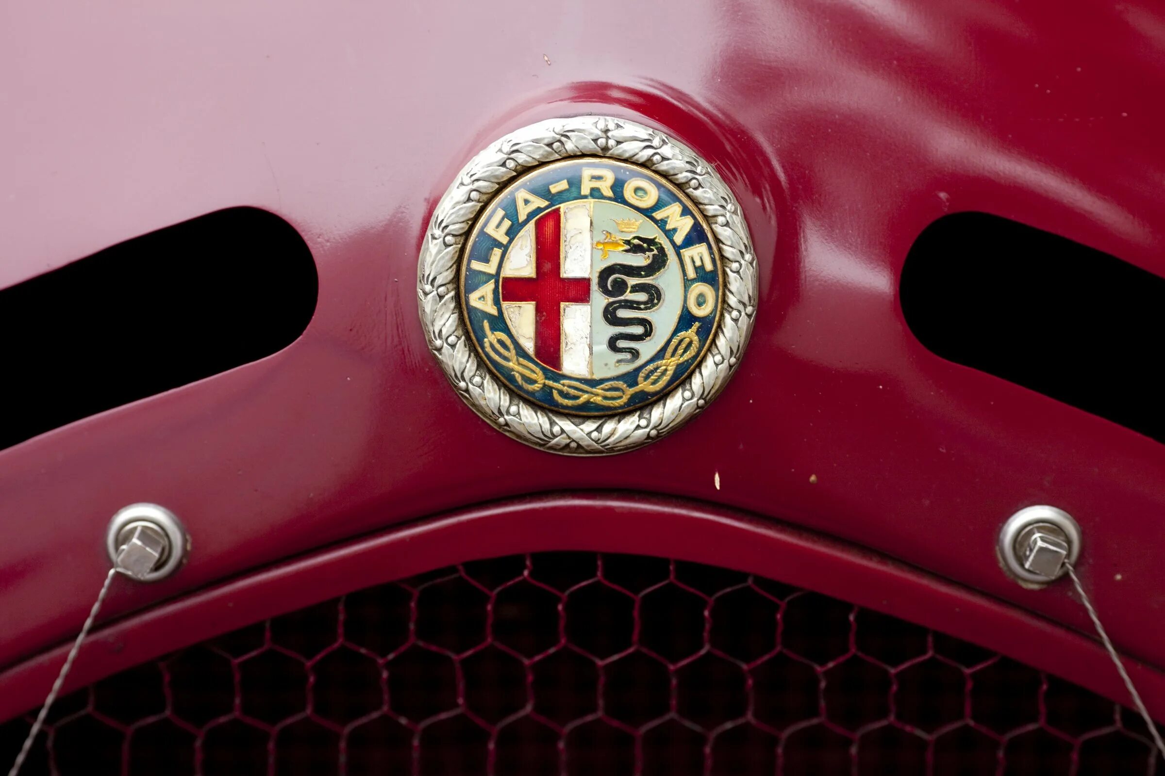 Знак альфа ромео. Alfa Romeo. Alfa Romeo 157. Alfa Romeo logo. 1933 Alfa Romeo 8-c 2300 Monza.