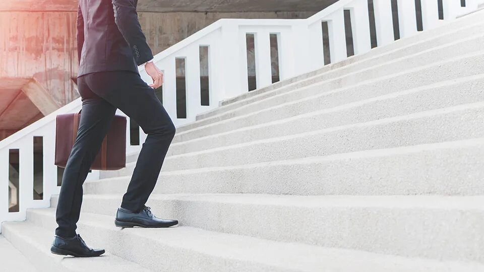 Люди на лестнице в доме. Look at the stairs. Stair run. Лестница в небо клипарт. Look at the stairs.