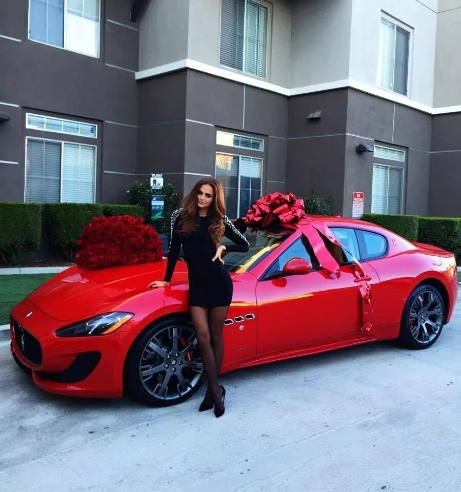 Какая машина нравится. Красная машина с подарками. Шикарные машины для девушек.
