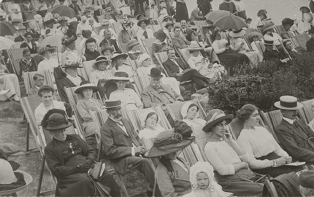 Centuries ago people. Early Britain Зайцева. Collection of earliest British photos. Bread 1900s photo. British Life story in photos.