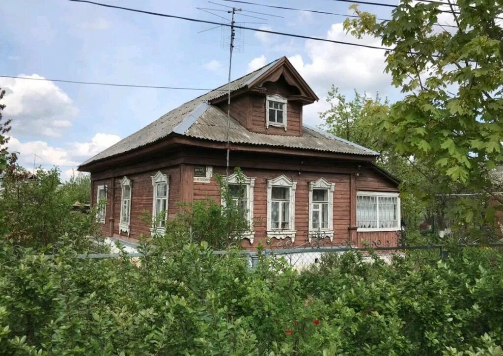 старый домик. стиль нео тюдор в архитектуре. старинные деревянные дома. деревенский ветхий домик. сельская архитектура 18 века в европе.