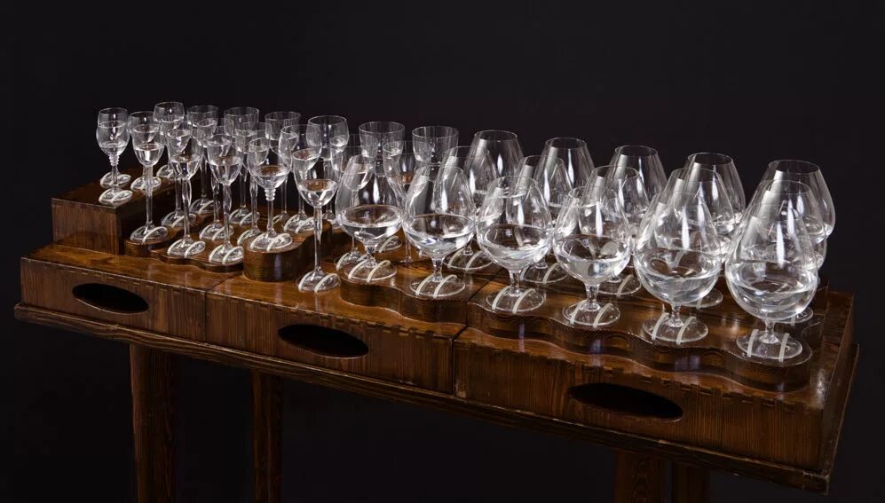 бокалы для воды. винный бокал. китайские рюмки. поющие бокалы фото. музыкальный инструмент из бокалов.