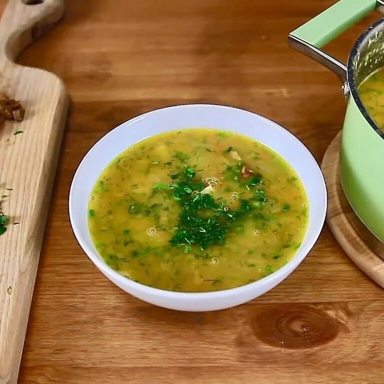 Суп гороховый. Гороховый суп домашний. Гороховый суп с зеленью. Суп гороховый с копченостями и зеленью.