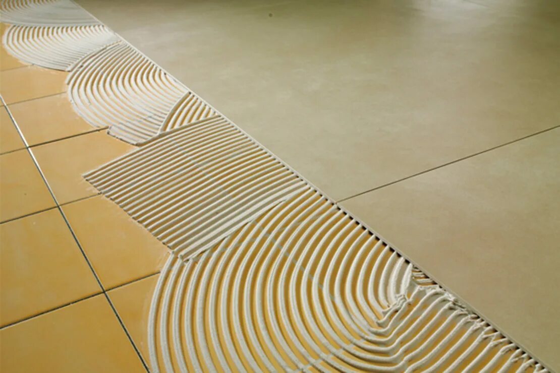 Укладка керамической плитки на стену. Положить новую плитку старую. Укладка плитки на старую плитку на полу. Пол выложенный плиткой. Укладка плитки на старую.