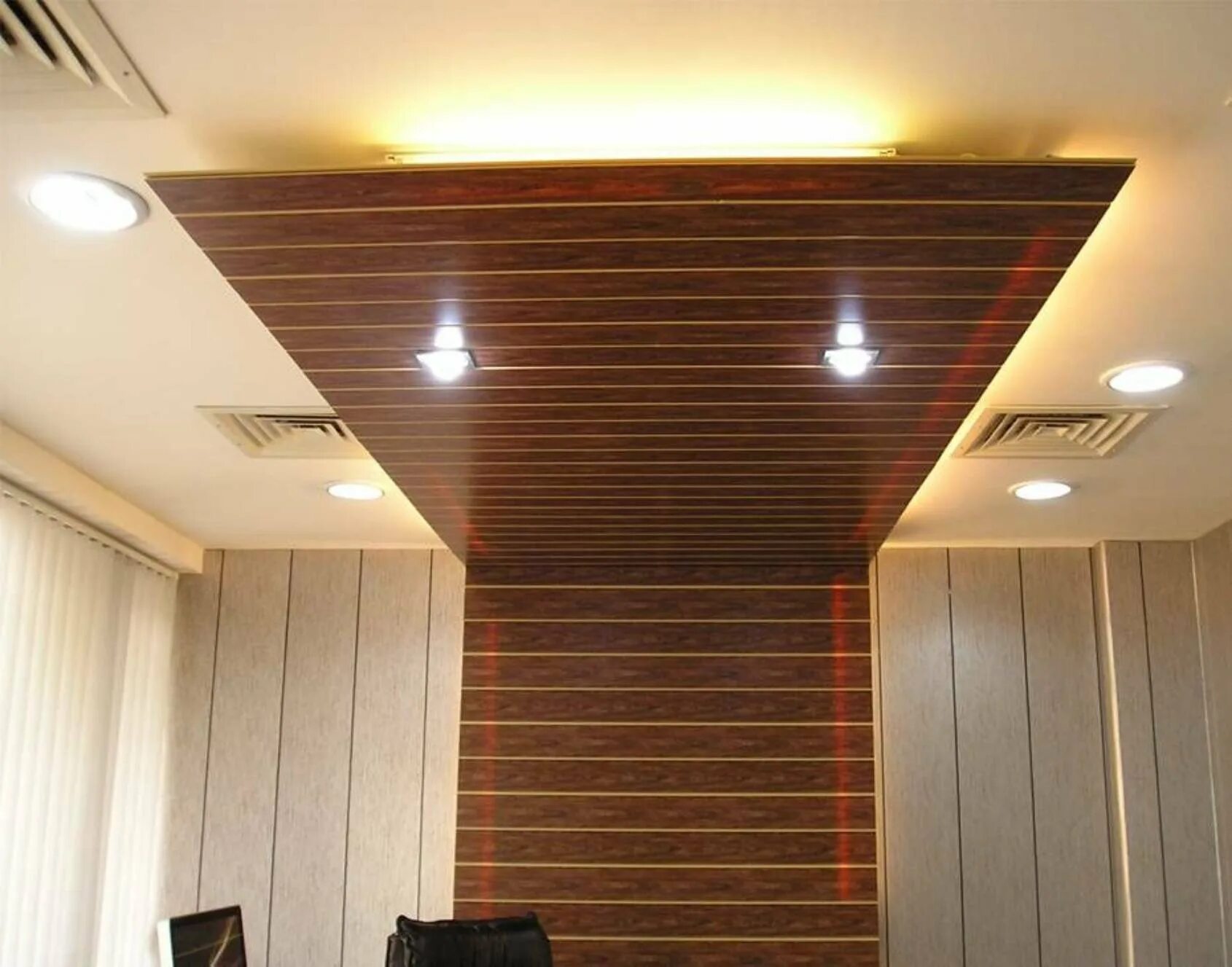 Кубообразный реечный потолок. Потолок из МДФ панелей. МДФ панели для потолка. Потолочные панели МДФ. Отделка потолка панелями мдф