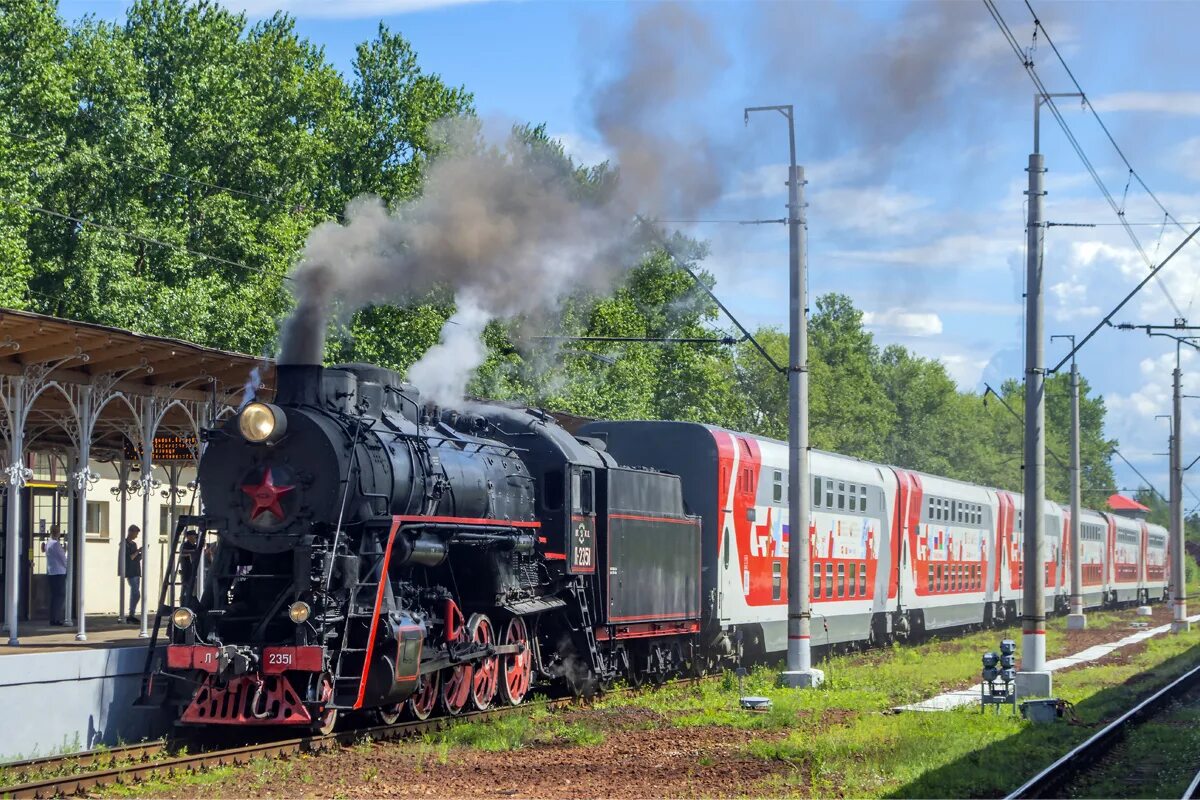 Паровозик в петергофе. Паровоз в петергофе. жд станция новый петергоф. станция новый петергоф новогодний поезд.