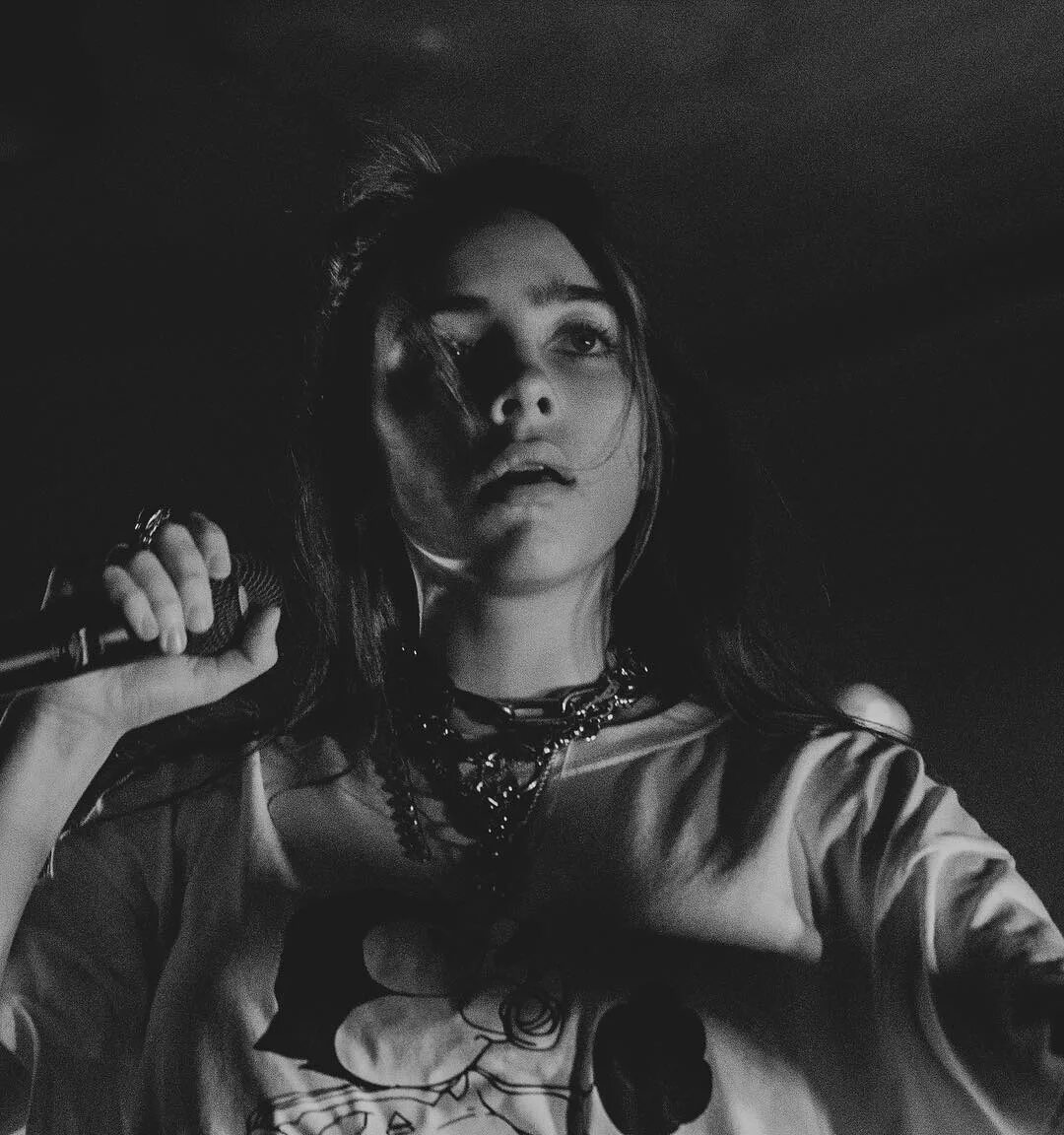 Билли айлиш (billie eilish). Билли айлиш 2018. Билли айлиш с темными волосами. Билли айлиш черный. Билли айриш.