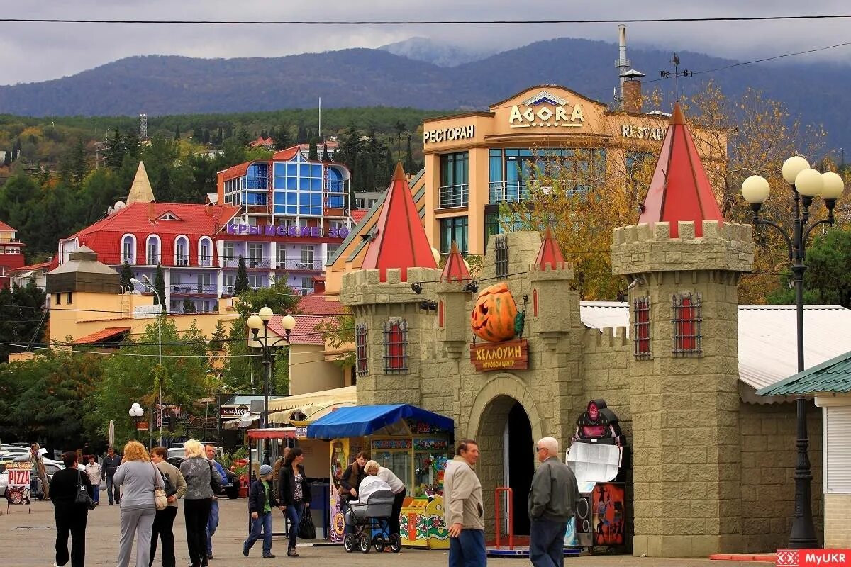 Окрестность алушты. Алушта аттракционы на набережной. Алушта Крым парк. Алушта центр города. Алушта набережная парк.