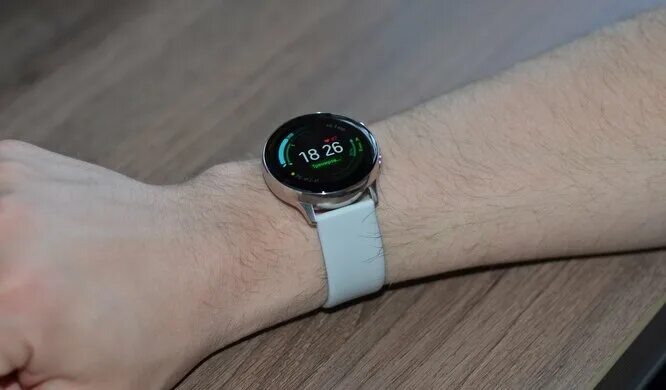 Samsung Galaxy watch 4 черные с белым ремешком. Galaxy watch Active 8008. Samsung Galaxy watch 5 White. Samsung Active 2 на мужской руке. Watch active 1