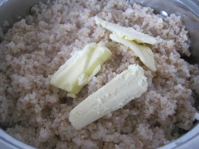 Пшеничка каша на воде в мультиварке. Молочная каша из пшеничной крупы пропорции. Кастрюля для каши. Пшеничная каша в мультиварке. Варить пшеничную на воде.