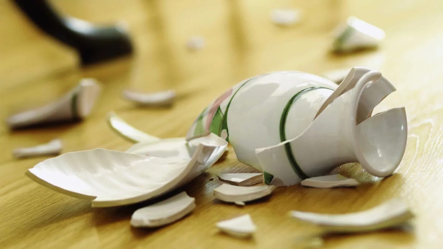Разбитая ваза. Битая посуда. Сломанные вещи. Разбитая тарелка.