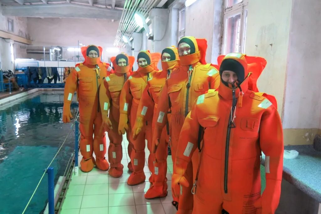 Гидрокостюм спасательный ГТКС-2004. Гидрокостюм подводника. Спасательный костюм подводника. Костюм водолаза оранжевый.