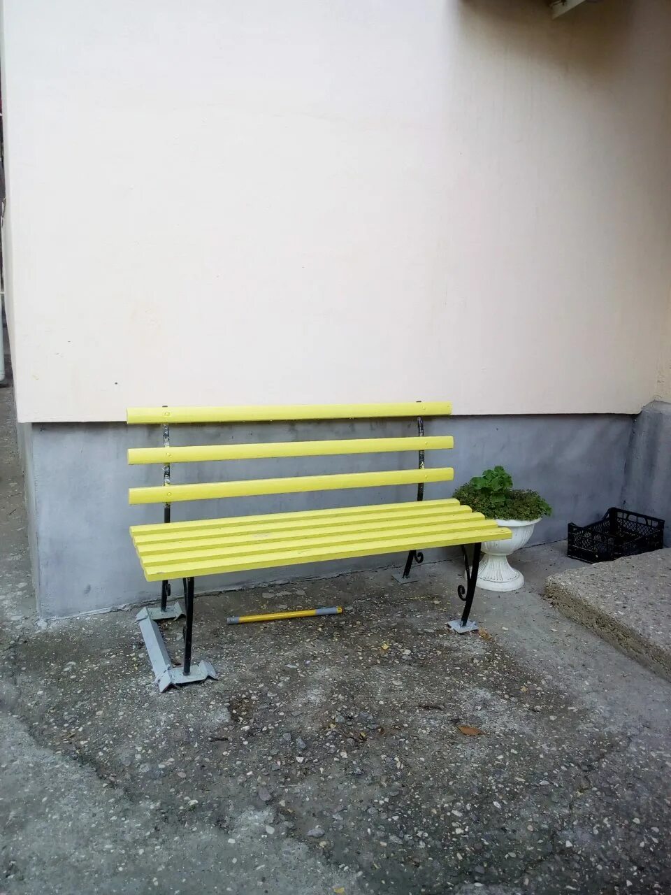 Крепление скамейки к земле. Лавочка подарков. Лавка деревянная в саду. Скамейка возле дома. Крепление скамеек.