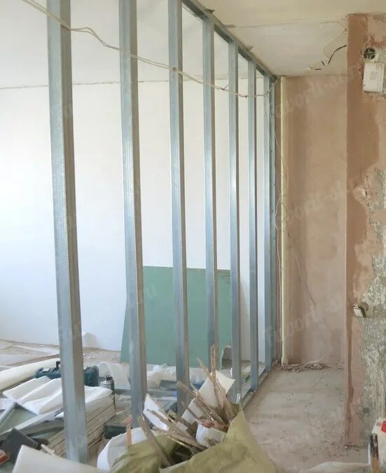 Разобрать гипсокартон. Демонтаж перегородок гкл. демонтаж гипсокартонной стены. возведение межкомнатных перегородок из гипсокартона. демонтаж стен из гкл.