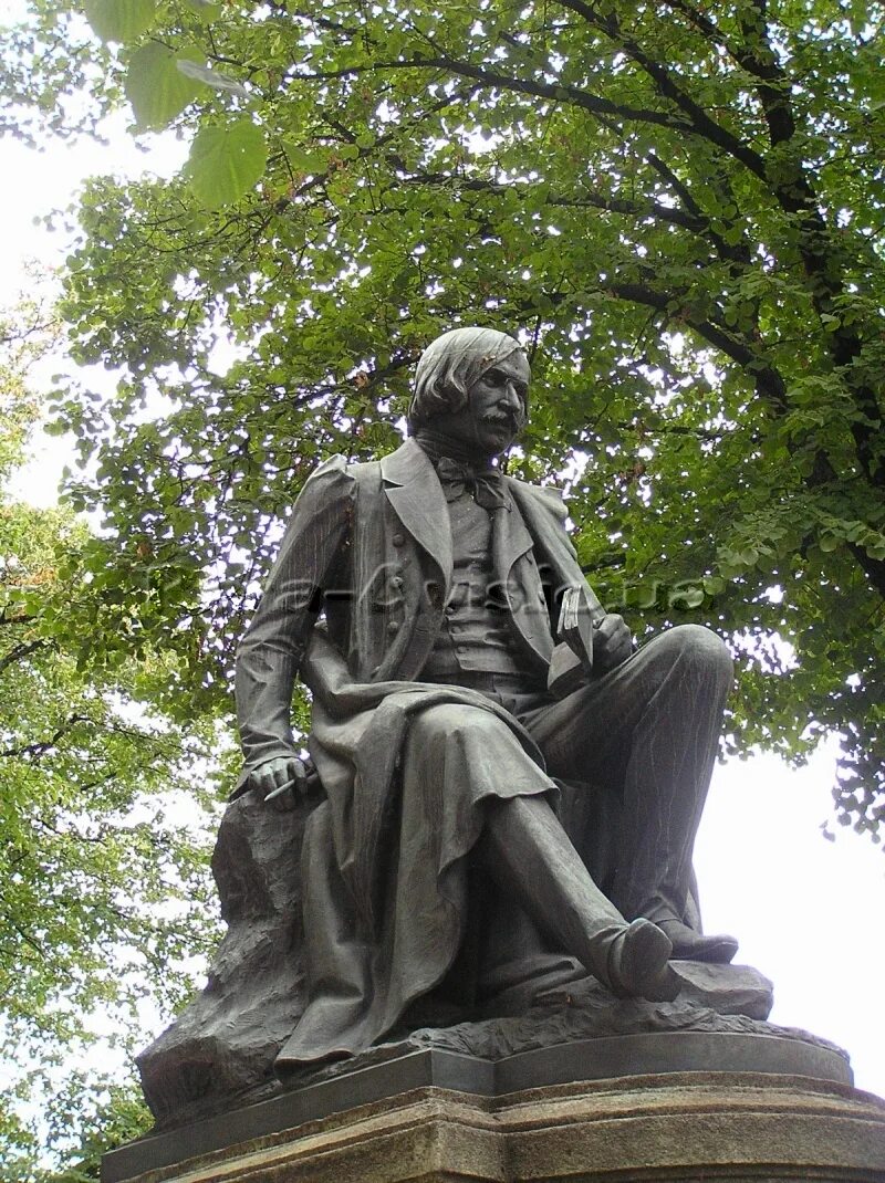 памятник николаю гоголю. гоголю на гоголевском бульваре. гоголю. памятник н. гоголь николай васильевич памятник в полтаве.