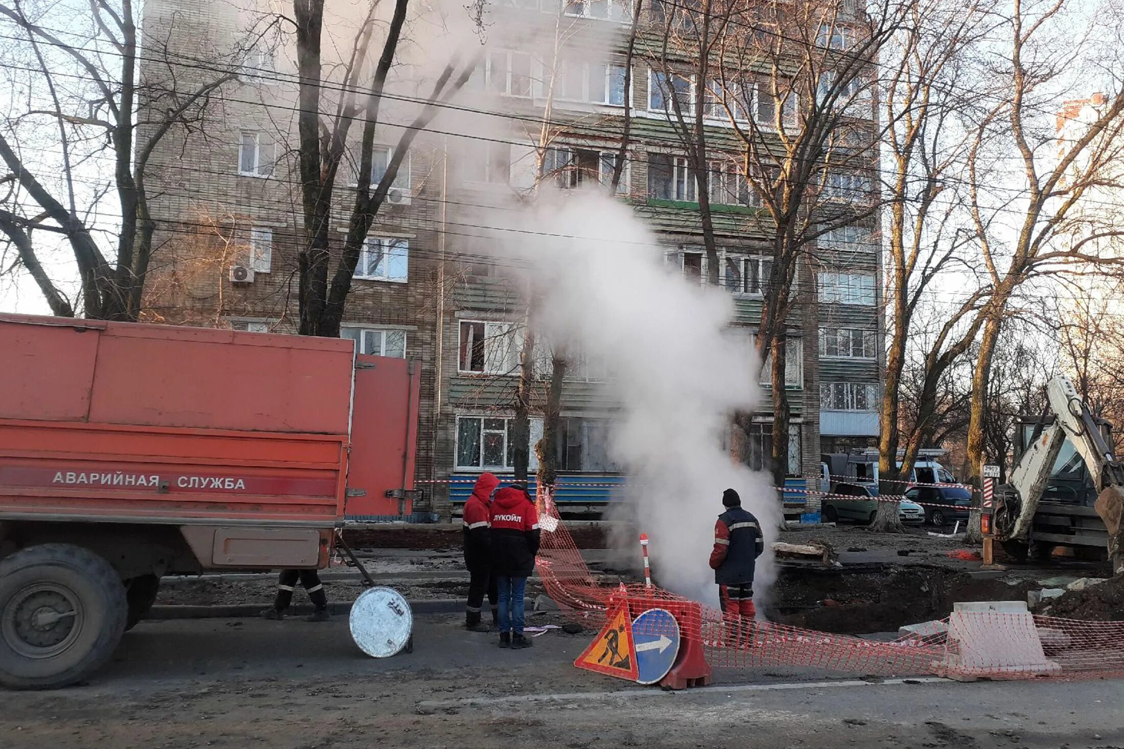 где прорвало трубу. где прорвало трубу. в садике прорвало трубу. прорвало трубу в квартире. где прорвало трубу.