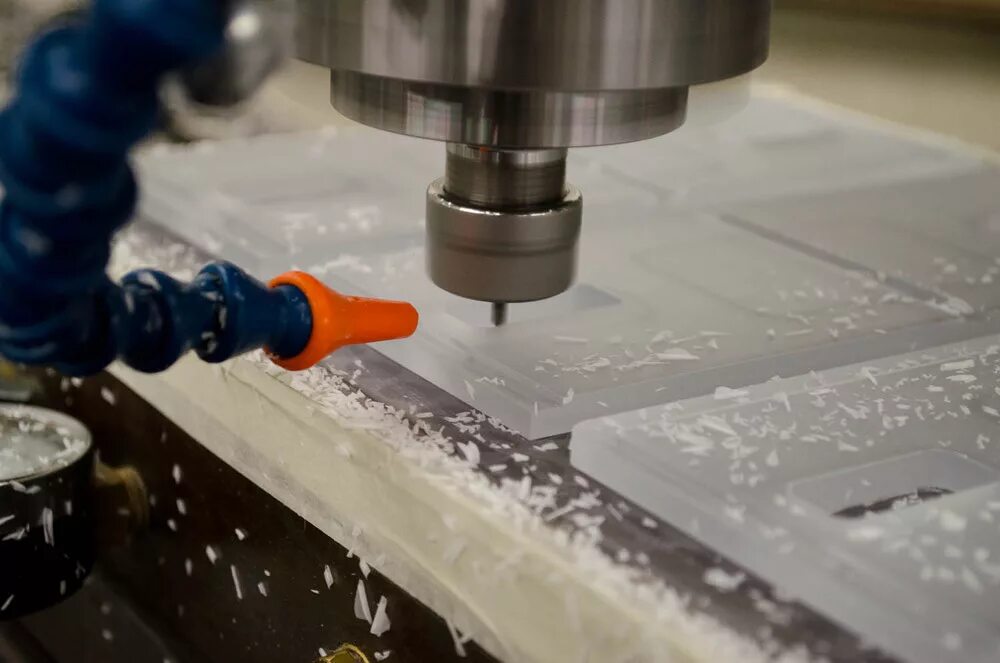 Сверление пластмасс. Фрезеровка оргстекла на cnc3018. фрезеровка пластика на чпу. фрезеровка металлообработка чпу. фрезерование пластмасс.
