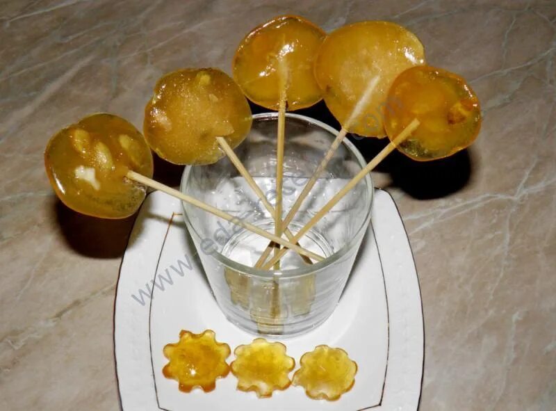 Карамель для леденцов. Рецепт леденцов из сахара в формочках. Рецепт леденцов из сахара в формочках. Леденцы на палочке из сахара. Формочки для конфет из сахара.