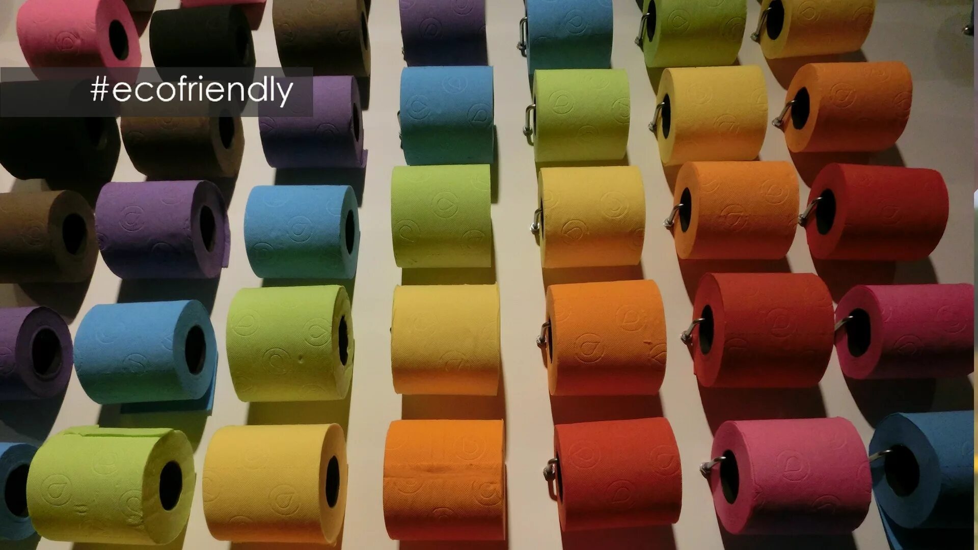Бумага ru. Цветная туалетная бумага. Цветная бумага в рулонах. Рулон туалетной бумаги цветной. Разноцветные рулоны.
