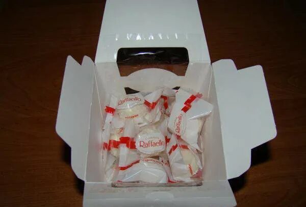 Ящик Рафаэлло. Рафаэлло подарочная упаковка. Записка к конфетам. Коробка Рафаэлло в руке. В коробке лежат конфеты 4 вкусов