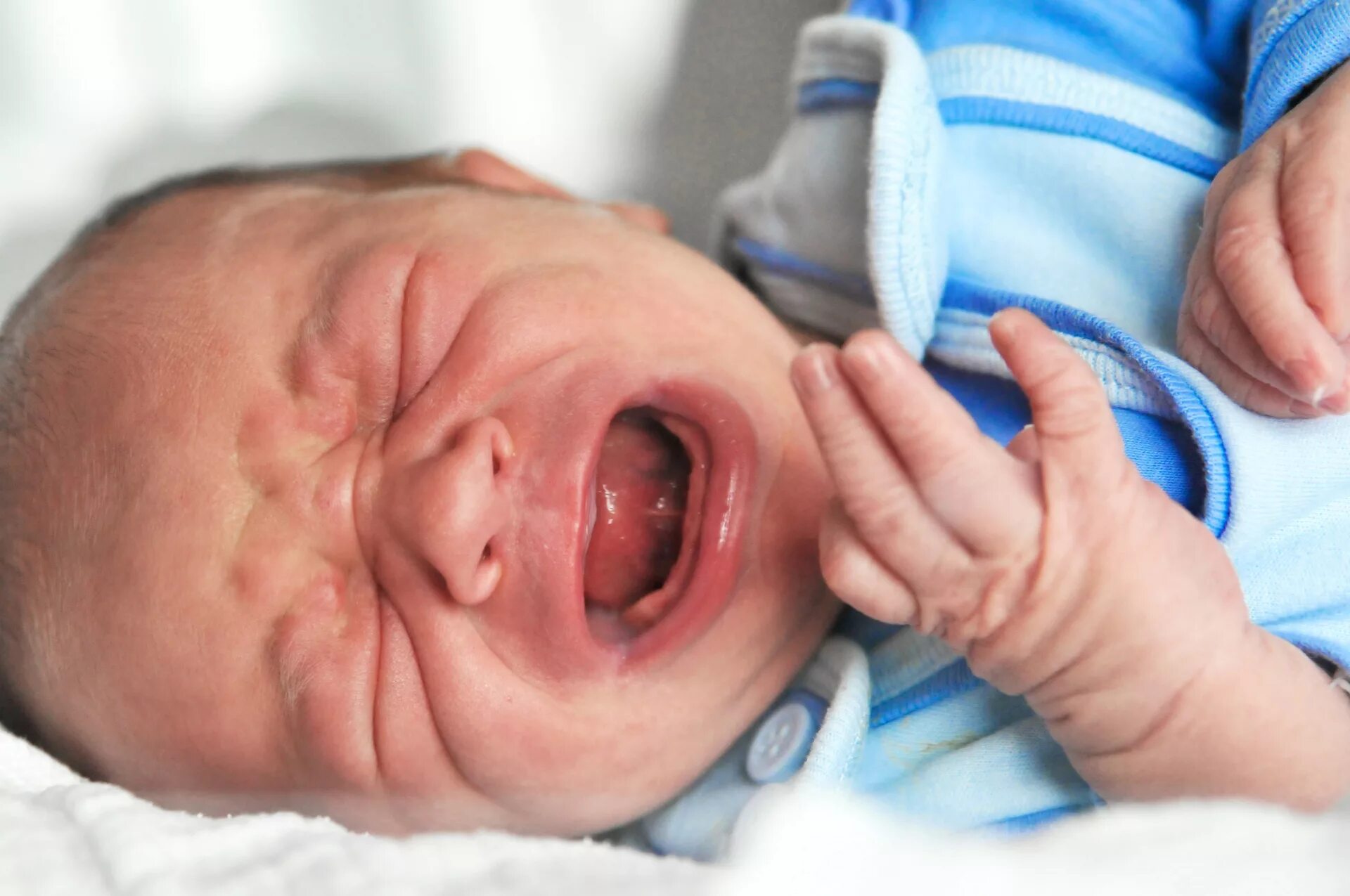 Плачь ребенка при рождении. Новорожденный плачет. Плач новорожденного ребенка. Новорожденный кричит. Крик новорожденного ребенка.