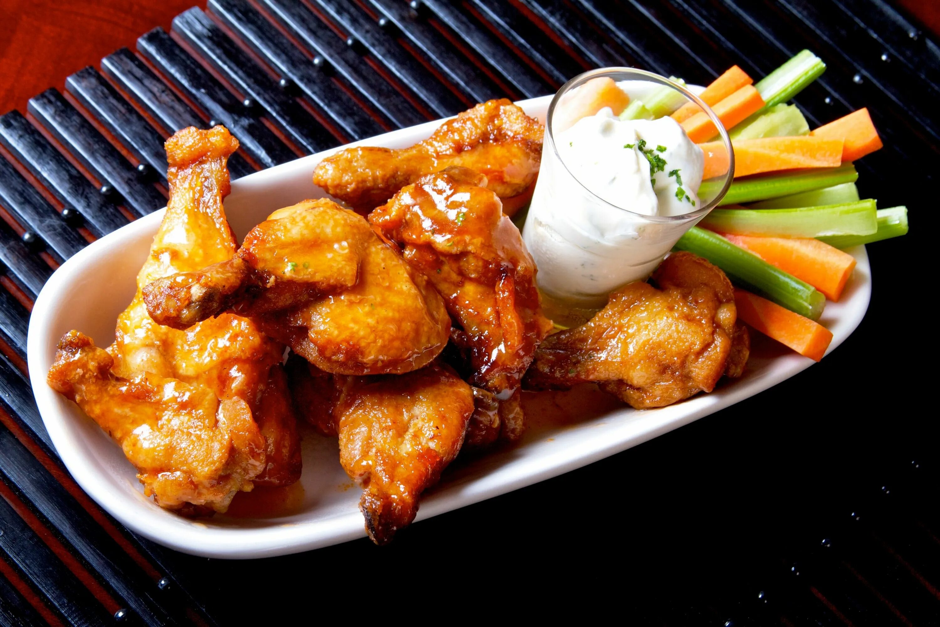 Кура 5 6. Buffalo Chicken Wings. Куриные Крылья Баффало. Куриные крылышки Буффало. Острый куриные крылышки Буффало.