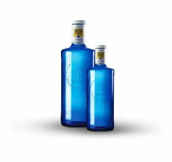 Минеральная вода в синей бутылке