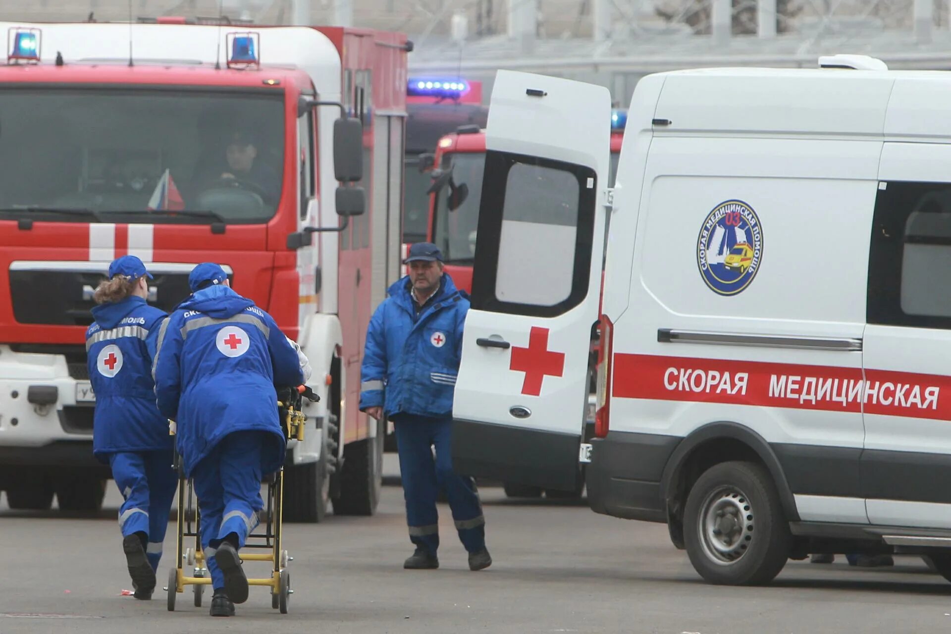 Человека увозят на скорой. Врач скорой помощи. Скорой помощи и угрожал