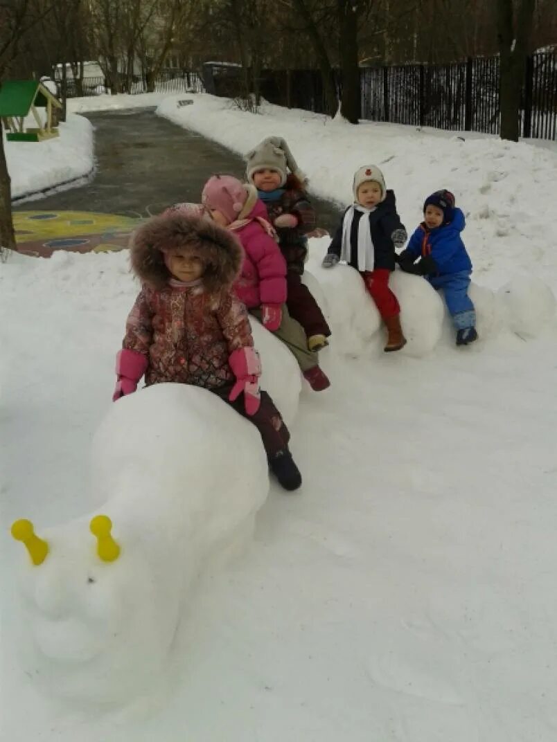 Зимние развлечения в садике на участке. Зимние игры младшая группа. Зимние развлечения средняя группа. Консультация для родителей зима. Зимние развлечение рисование в младшей группе.