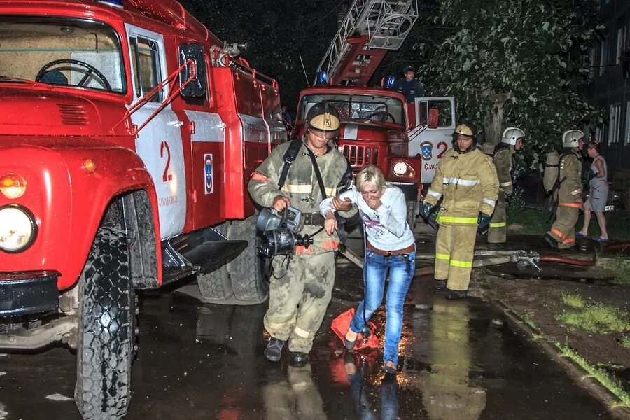 Пожарные Смоленска. Спасатели на пожаре. Пожарные спасают людей. Пожарный спасает ребенка. Пожарный выносит