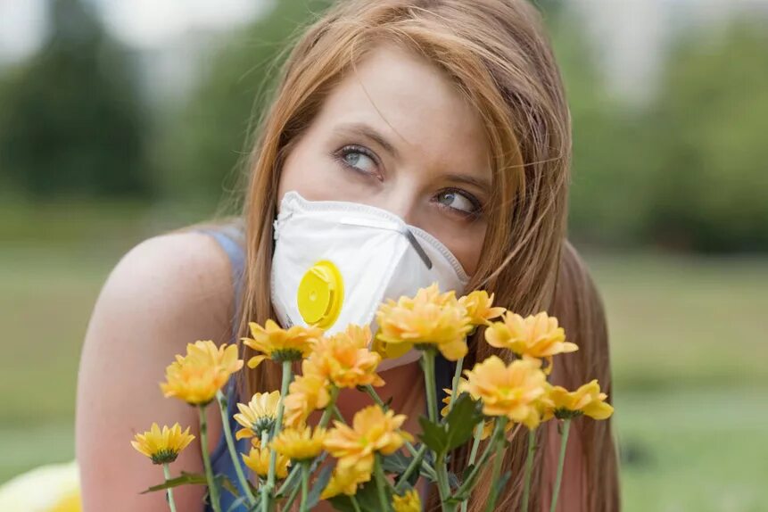 Человек страдающий аллергией. Цветы для аллергиков. Девочек в маске нюхает цветок. Девушка аллергик.