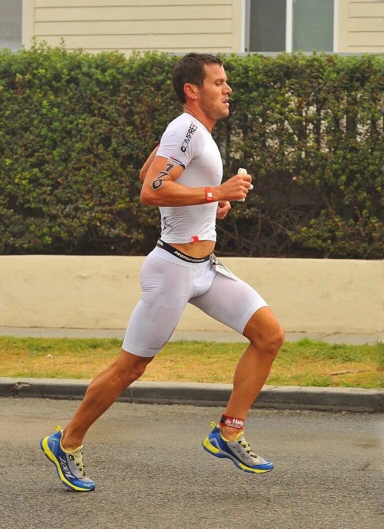 Show penis. Парни в спорте Lycra. White Lycra Running tight bulges. Run Athletic.