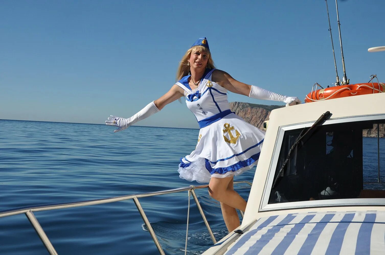 У моря. Морячок мем. Девушка матрос. Морячка. Девушки морячки.