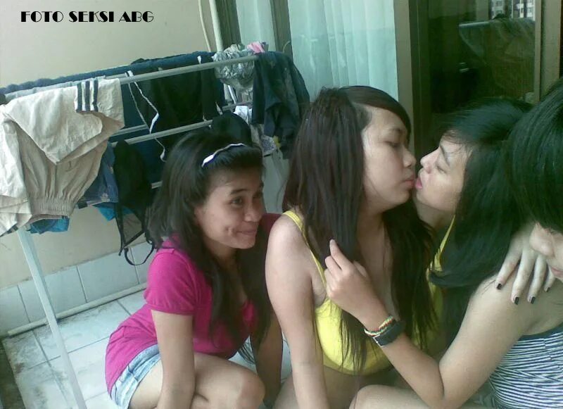 Sma Kiss. Lesbian indonesia