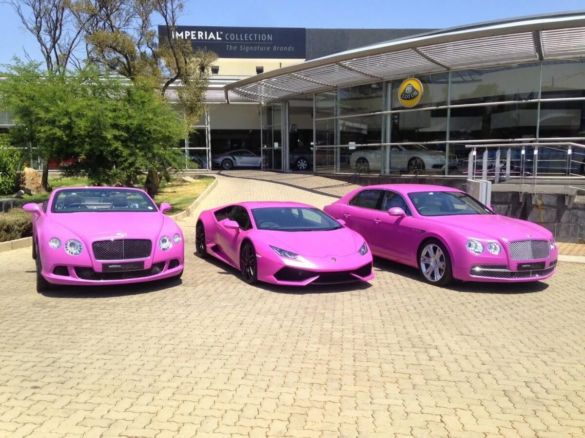 Где розовые машины. Бентли и Ламборгини. Ламборгини Хуракан розовая. Розовая машина. Светло розовая машина.