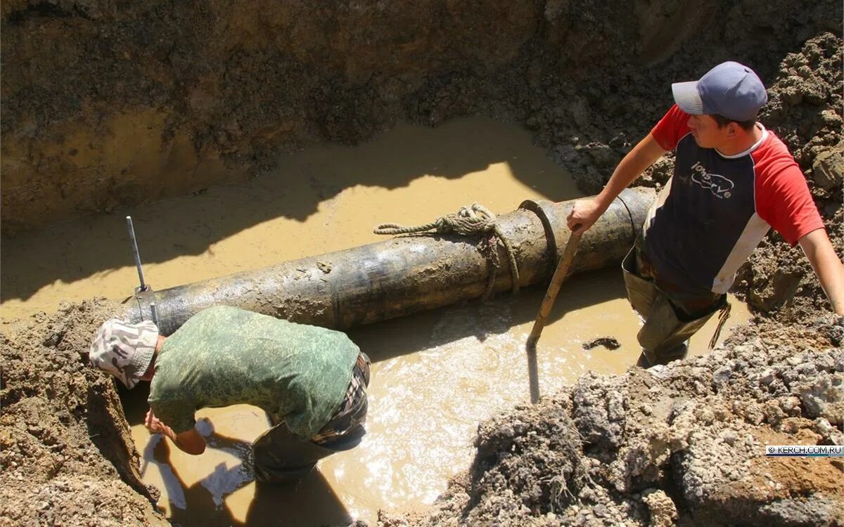 порыв водовода. авария на водопроводе. спасск-дальний порыв водовода. евпатория авария на водоводе. порыв водовода.