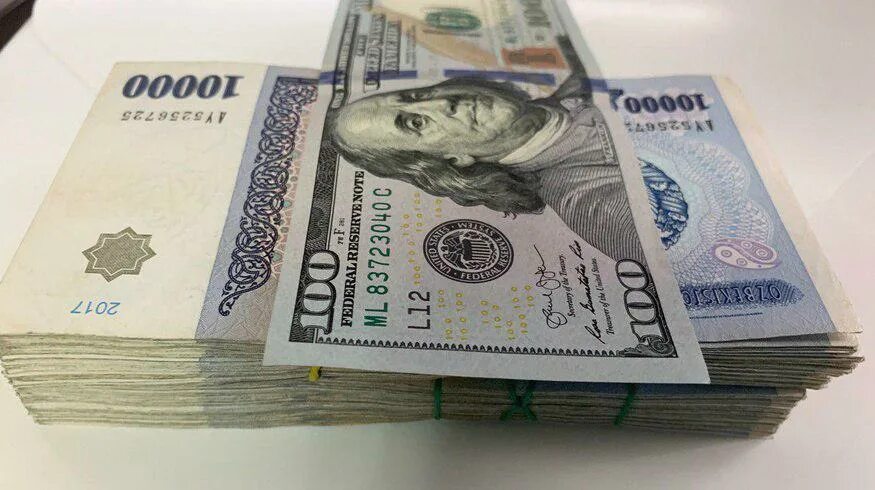 Доллар сум банк. Доллар сум. Доллар в Узбекистане. Пачка денег узбекских сум. Валюта Узбекистана сум.