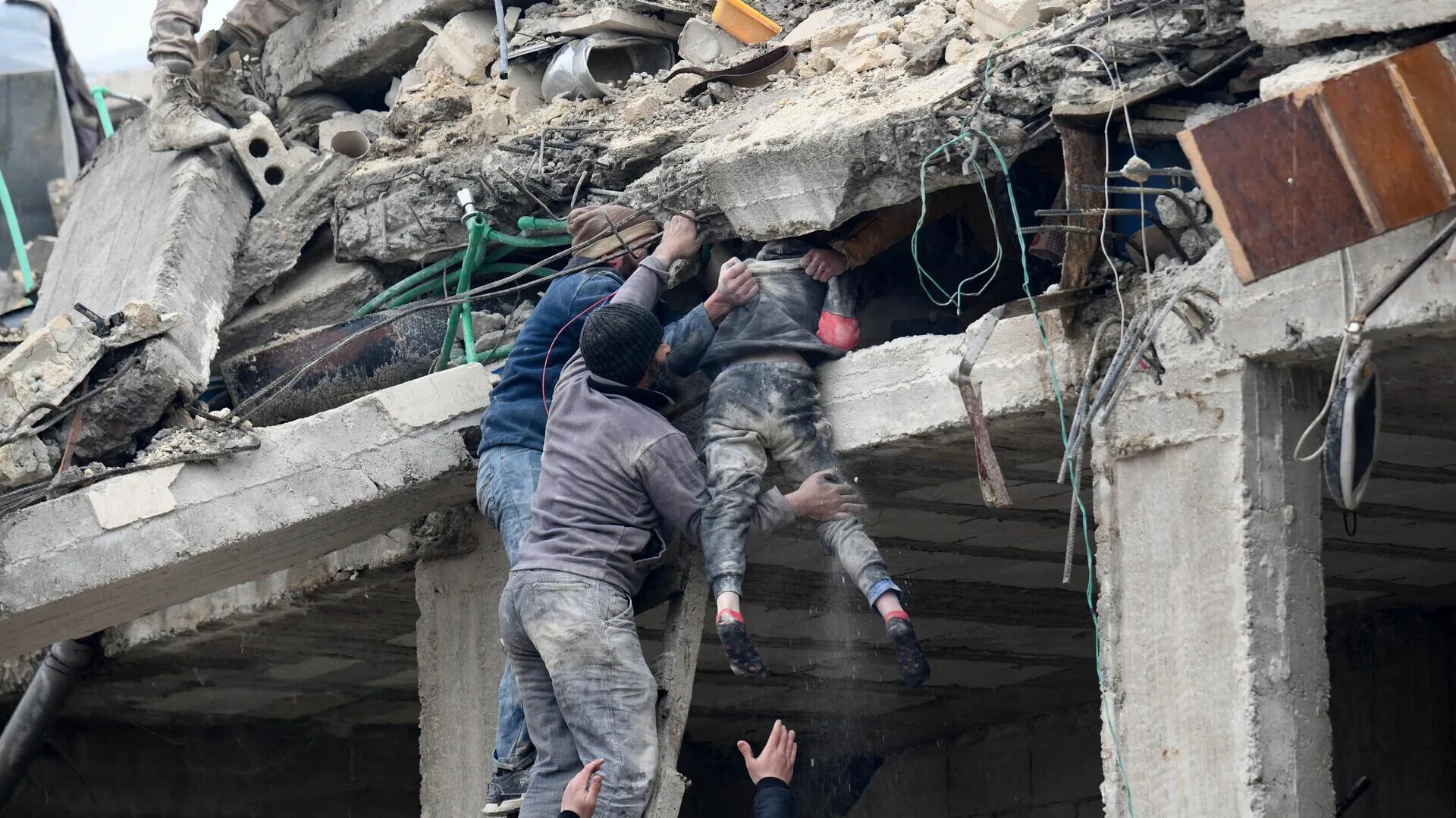 Спасли ли. Землетрясение в Турции и Сирии 2023. Сирия Алеппо землетрясение 2023. Землетрясение в Турции 6 февраля 2023.